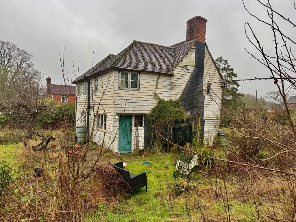 Lot: 31 - DETACHED PERIOD COTTAGE AND ORCHARD LAND - Side view of Quince Cottage